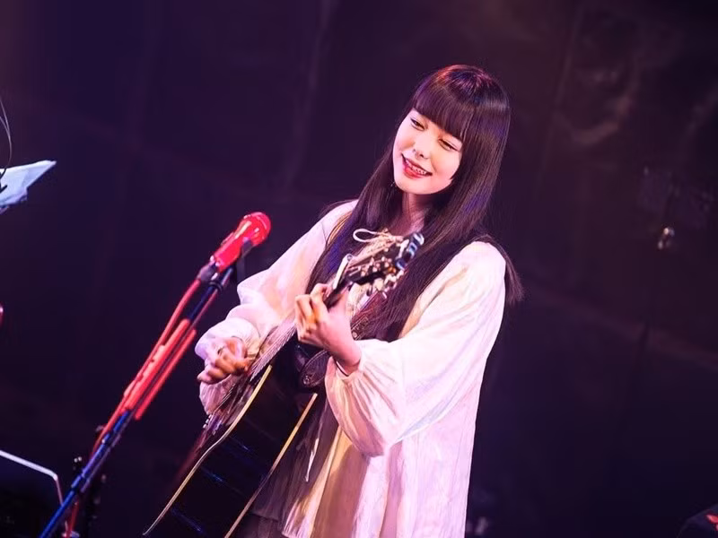 Bạn thân của Phương Mỹ Chi có khả năng sáng tác nhạc, chơi guitar điêu luyện. Ảnh: Instagram Miyuna.