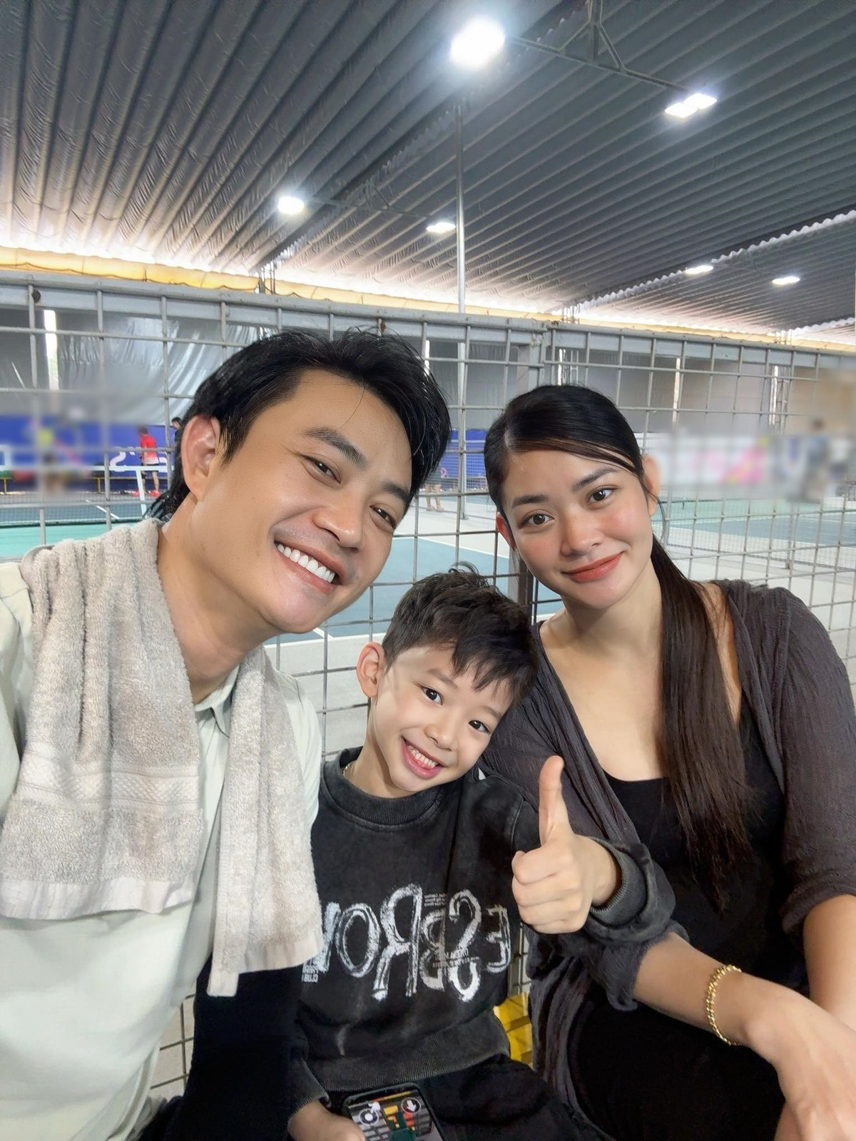 Mỗi khi đi phim xa, Tiến Lộc giữ thói quen gọi điện cho vợ 3–4 lần/ngày. Khi có thời gian rảnh, anh đưa vợ con đi chơi, cùng làm việc nhà để bù đắp và chia sẻ. Ảnh: FB Tiến Lộc.