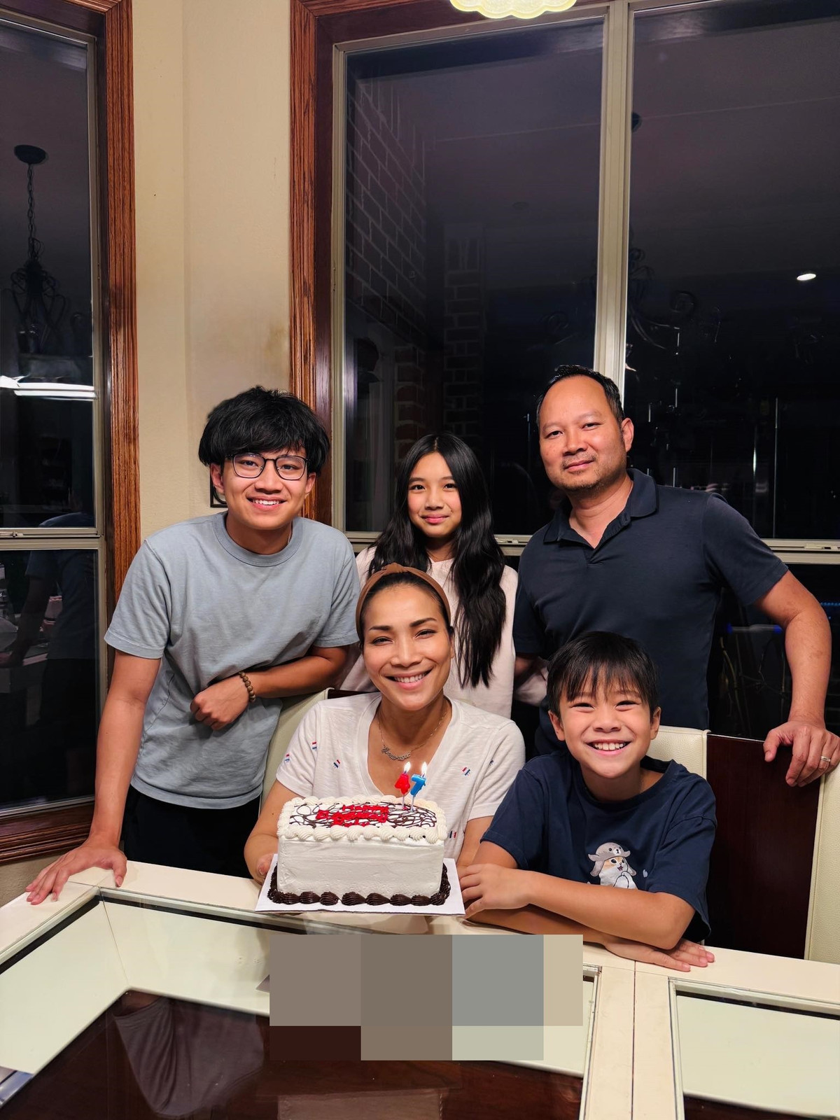 Ca sĩ Hồng Ngọc sang Mỹ sinh sống, ca hát từ nhiều năm trước. Ở xứ cờ hoa, cô gặp gỡ ông bầu Thomas Tâm Nguyễn. Cặp đôi hiện tại có 3 người con chung. Ảnh: FB Hồng Ngọc.