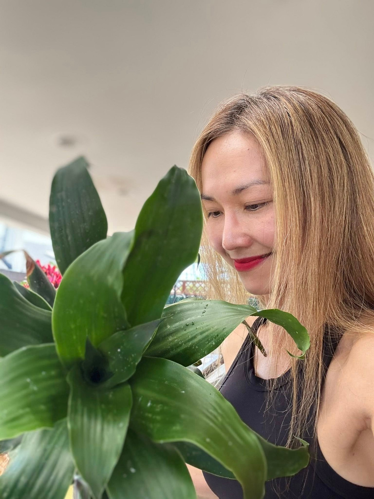 Ngoài thời gian chăm sóc các con, sản xuất nội dung Youtube, kinh doanh, Kim Hiền chăm chỉ tập luyện, tỉa lá, tưới cây trong vườn nhà, nấu ăn, gặp gỡ bạn bè. Ảnh: FB Kim Hiền.