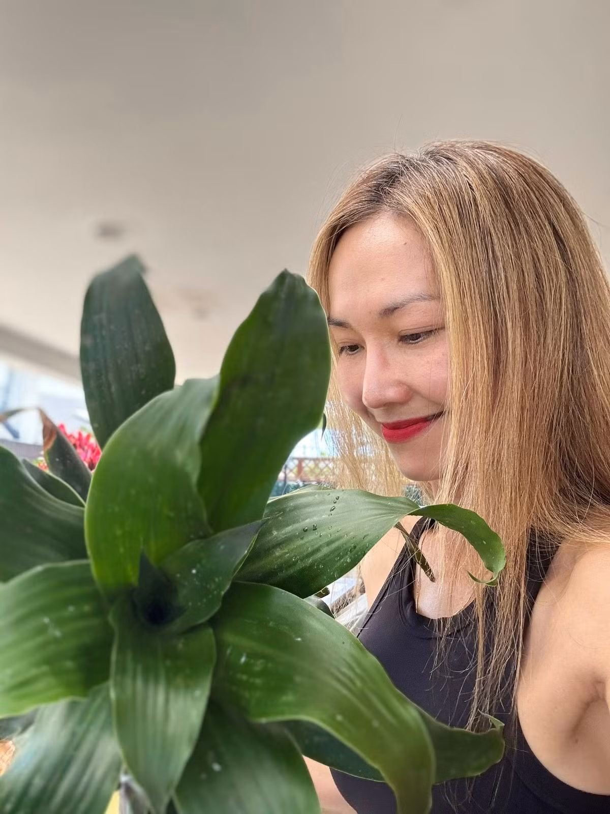 Ngoài thời gian chăm sóc các con, sản xuất nội dung Youtube, kinh doanh, Kim Hiền chăm chỉ tập luyện, tỉa lá, tưới cây trong vườn nhà, nấu ăn, gặp gỡ bạn bè. Ảnh: FB Kim Hiền.