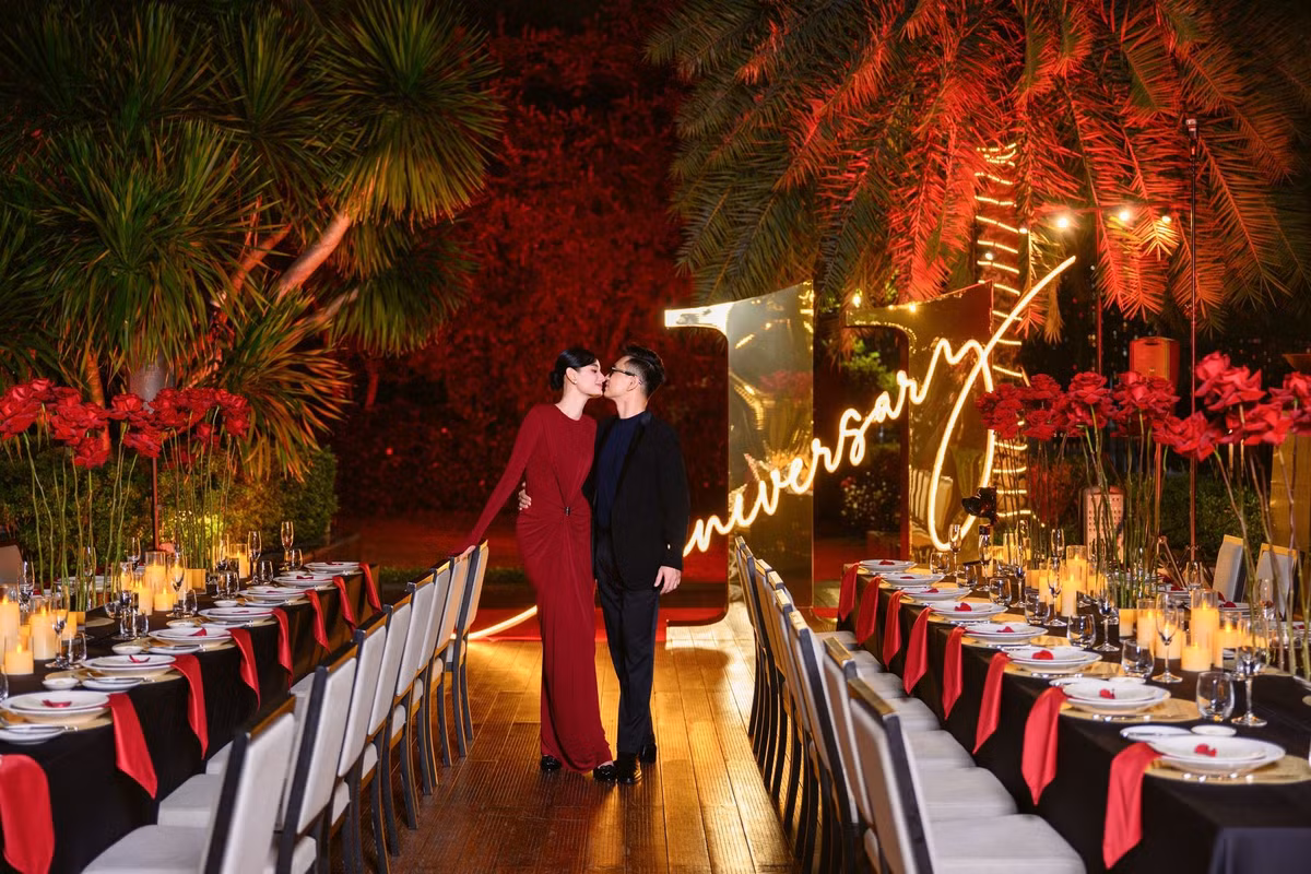 Buổi tiệc mừng 11 năm ngày cưới của Lê Thúy - Đỗ An diễn ra trong không gian ngập tràn hoa tươi, mang tông màu đỏ.