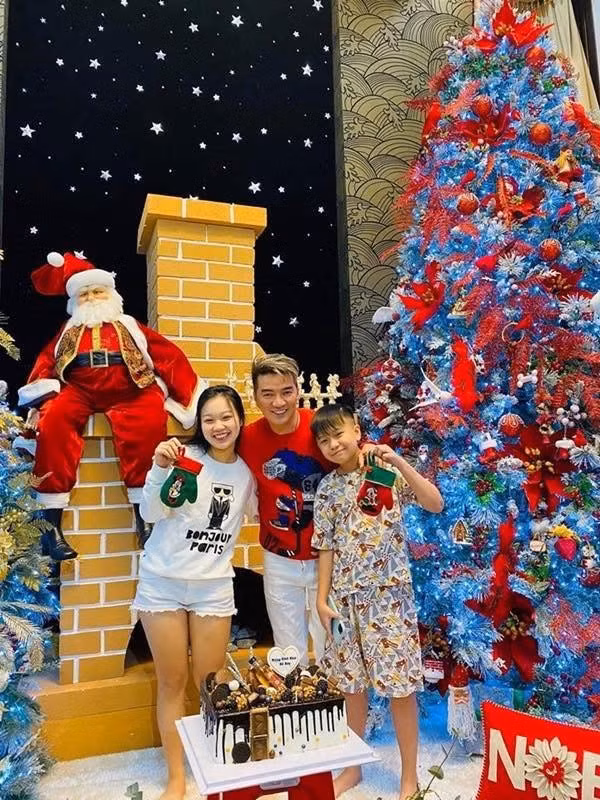 Mr Đàm cho biết, Lâm Quân ít nói, không một lần kêu ca khi phải vào bệnh viện nhiều lần. “Những vết mổ dài cả gang tay, những chiếc ốc, đinh sắt trong ngực con mà ba đã giấu suốt 10 năm qua. Tội nghiệp con tôi”, nam ca sĩ chia sẻ. Ảnh: FB Đàm Vĩnh Hưng.