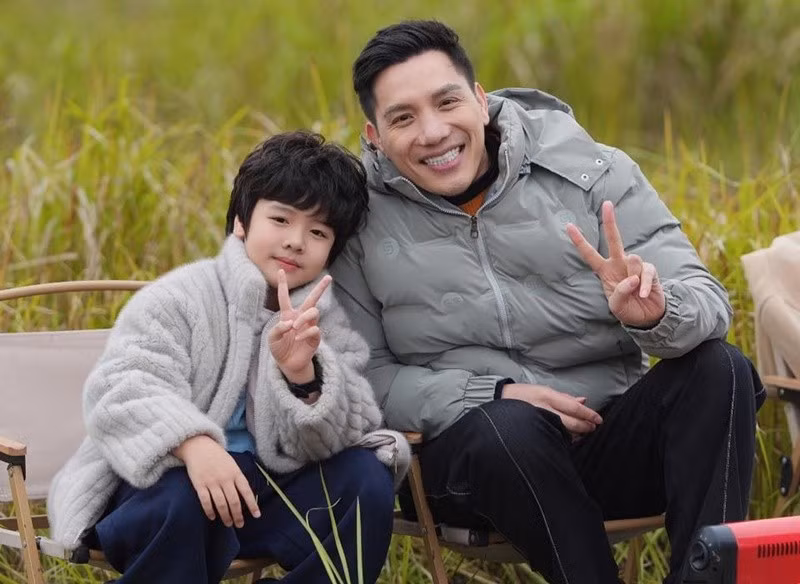 Trong quá trình tham gia bộ phim, Bảo Nam nhận được sự quan tâm, hướng dẫn tận tình từ các cô chú trong đoàn phim. Điều đó giúp cậu nhóc cảm thấy thoải mái và tự tin hơn khi diễn xuất. Ảnh: FB Bảo Nam.