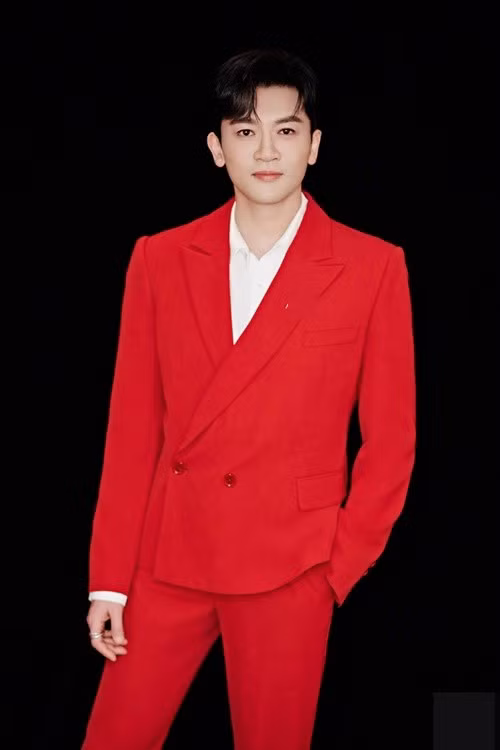 Tô Hữu Bằng lịch lãm với vest. Nam ca sĩ kiêm diễn viên cho biết, anh trẻ lâu bởi giữ cho tâm trạng luôn lạc quan, vui vẻ. Ảnh: Weibo Tô Hữu Bằng.