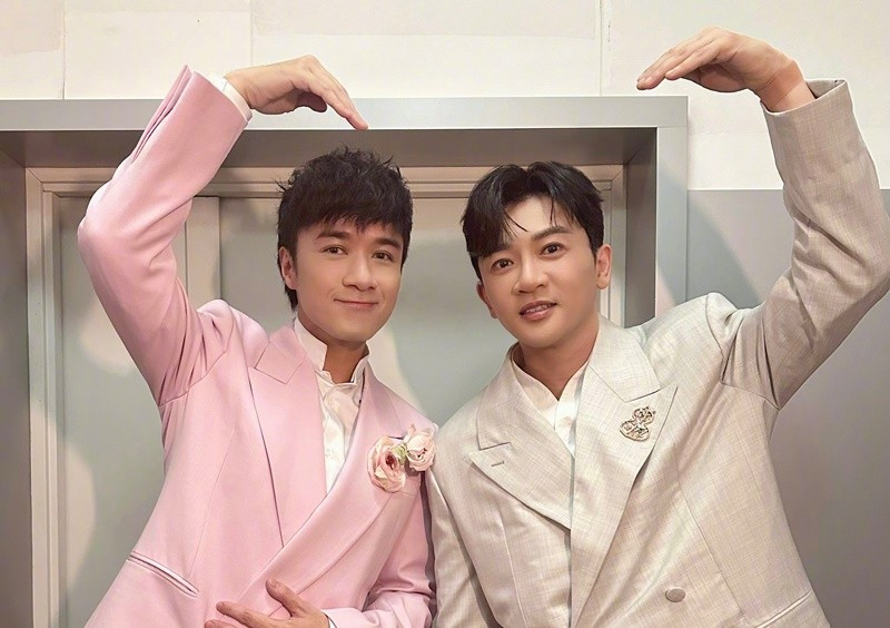 Cổ Cự Cơ phong độ không kém cạnh Tô Hữu Bằng. Ảnh: Weibo Cổ Cự Cơ.