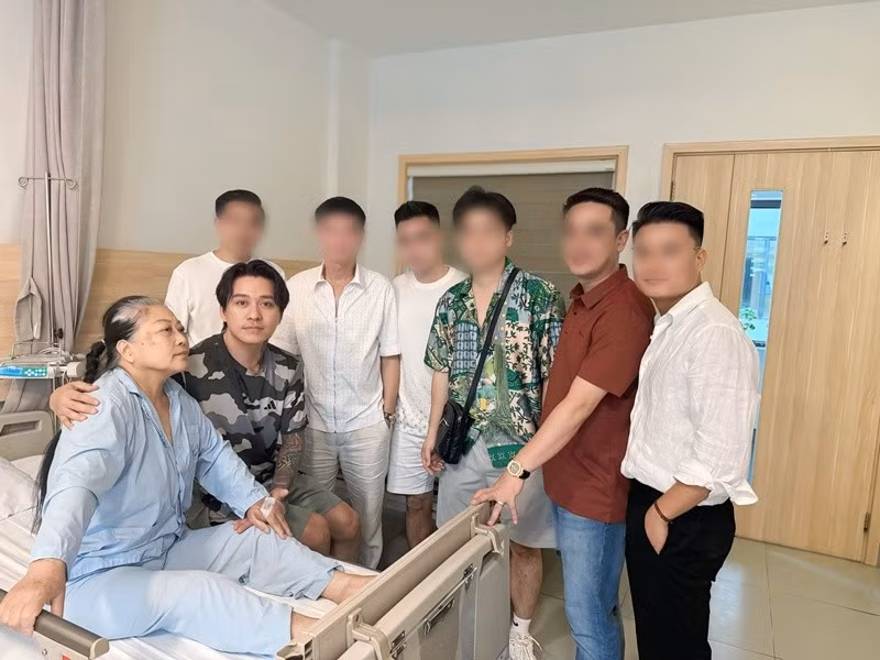 Trước đó, khi mẹ nằm viện, Tuấn Hưng nhắn nhủ đến đấng sinh thành: "Mẹ chỉ sinh nặng đẻ đau mình con nhưng mẹ lại có rất nhiều những người bạn của con yêu mẹ. Mẹ đau 1 con đau xót nghìn lần nên mẹ phải vững tâm vượt qua bạo bệnh nhé. Con yêu mẹ". Ảnh: FB Tuấn Hưng.