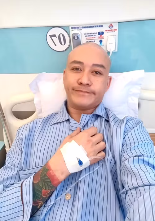 Mới đây, trên trang cá nhân, Tuấn Hưng đăng tải hình ảnh nằm viện. Nhận được nhiều lời hỏi thăm từ bạn bè, đồng nghiệp, anh lên tiếng. Ảnh: FB Tuấn Hưng.