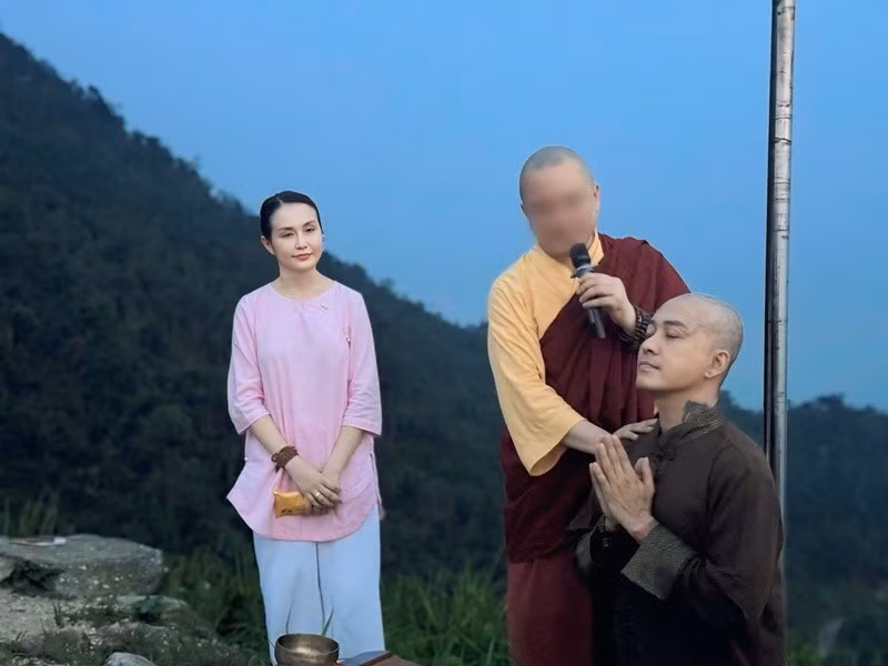 Tuấn Hưng cho biết, việc xuống tóc không phải sự hy sinh mà là sự biết ơn với đấng sinh thành. Ảnh: FB Tuấn Hưng.