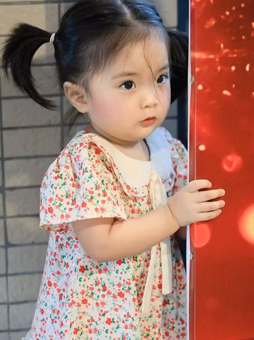 Khánh Thi cho biết, cô rất nhớ hai con gái. Bên cạnh đó, Khánh Thi còn tiết lộ hành động rất đáng yêu của bé Lisa. Ảnh: FB Khánh Thi.