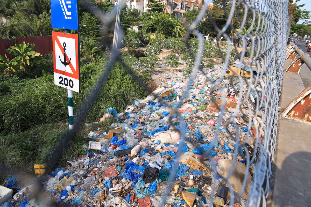 Bãi rác không còn là điểm phát sinh nhỏ lẻ mà đã trở thành một “khối tồn lưu” khổng lồ, phơi bày giữa dòng xe cộ tấp nập, tại tuyến Nguyễn Văn Linh.