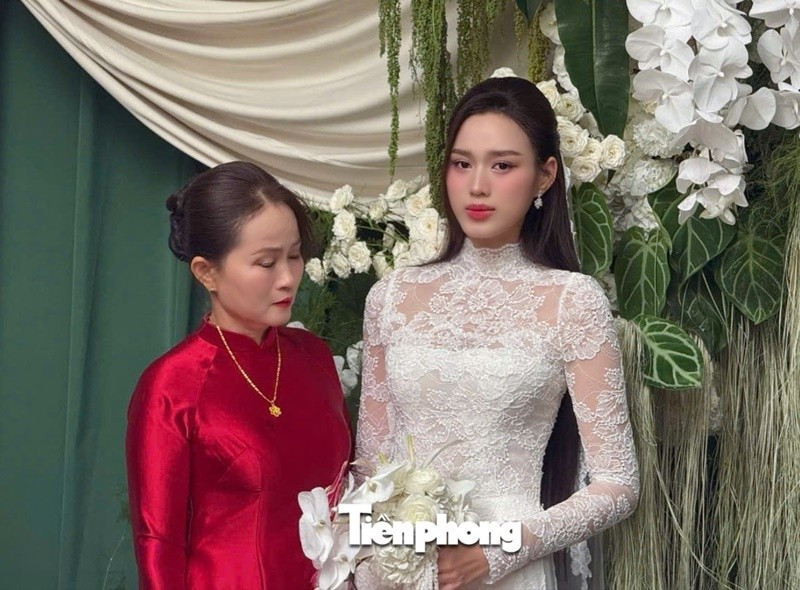 Hoa hậu Việt Nam 2020 xúc động trong ngày lên xe hoa. Ảnh: Tiền Phong.