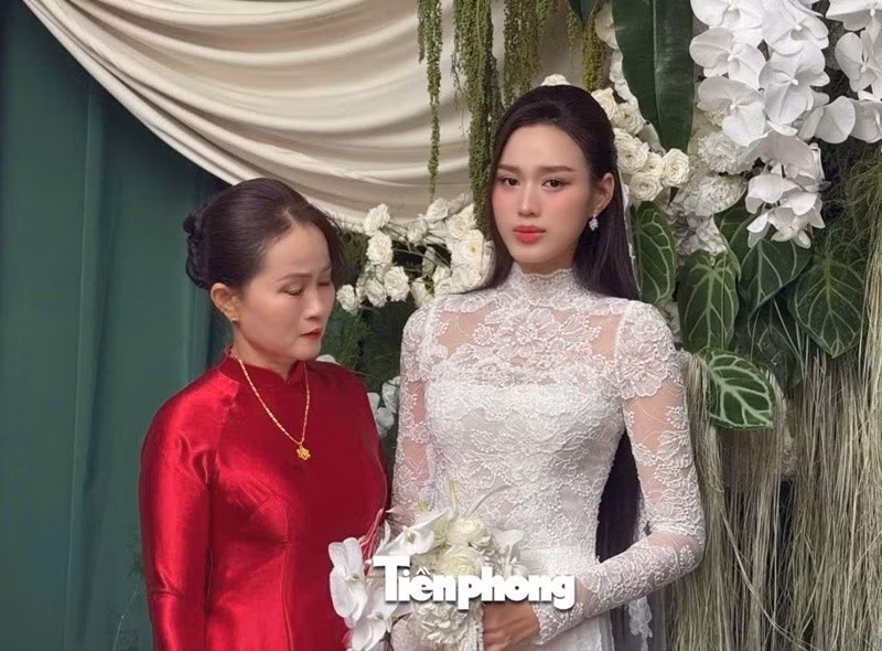 Hoa hậu Việt Nam 2020 xúc động trong ngày lên xe hoa. Ảnh: Tiền Phong.