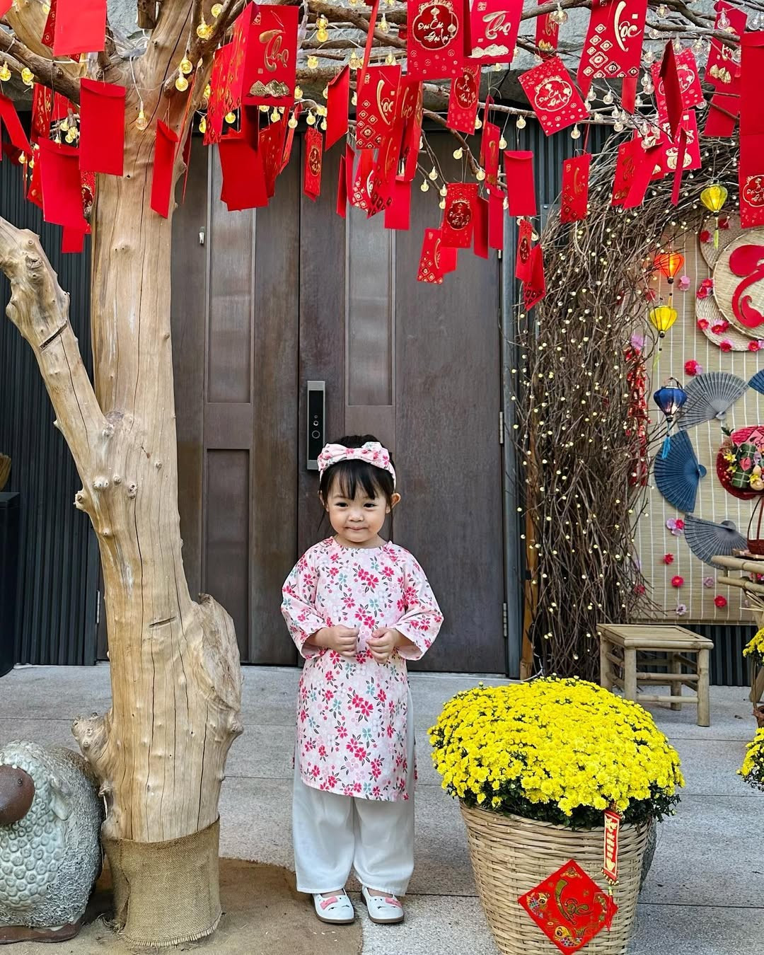 Khoảnh khắc con gái Đàm Thu Trang - Cường Đô la diện áo dài bên không gian ngập sắc xuân mang đến cảm giác ấm áp, bình yên. Ảnh: Instagram Suchin - Sutin.