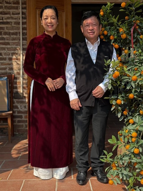 Nhiều năm trôi qua, Chiều Xuân vẫn lưu giữ tất cả hình cưới. "Tôi giữ lại và mỗi lúc đăng vài tấm, trước tiên là để nhắc bản thân về những giá trị mà mình quý trọng, thêm yêu những gì đang có đồng thời để con cái hiểu về những gì bố mẹ đã trải qua", Chiều Xuân nói.