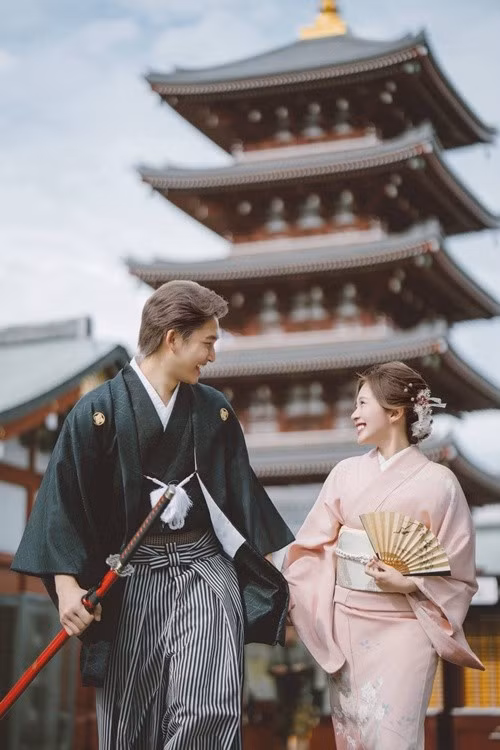 Cặp đôi từng bị soi nhiều lần du lịch chung, sử dụng đồ đôi trước khi công khai hẹn hò. Ảnh: FB Đình Tú.