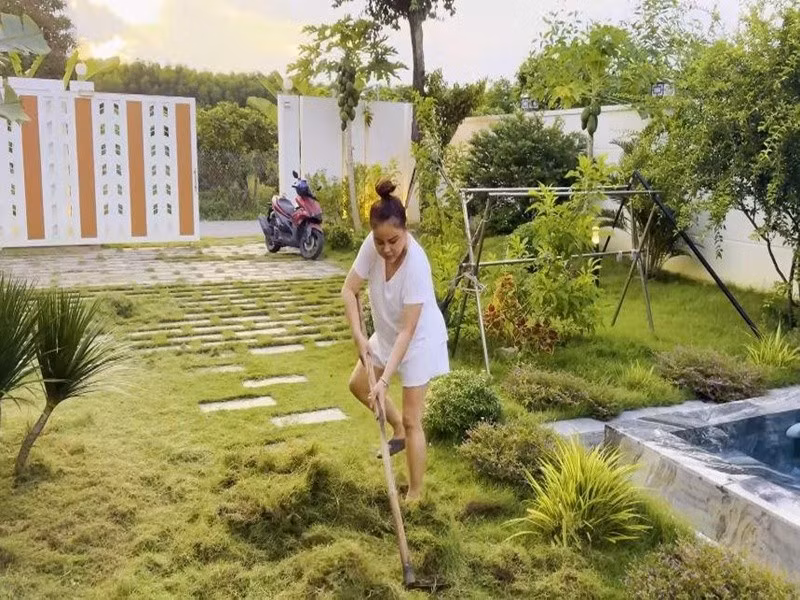 Thiết kế biệt thự theo phong cách đơn giản, tiện nghi, ưu tiên sự thoải mái trong sinh hoạt. Các khu vực sân vườn, lối đi, góc ngồi thư giãn được bố trí hài hòa, đủ để gia chủ tận hưởng không khí trong lành, tránh xa sự ồn ào của phố thị. Không gian ngoài trời cũng là nơi Lê Giang thường tiếp đón bạn bè, đồng nghiệp đến thăm. Ảnh: Người Đưa Tin.