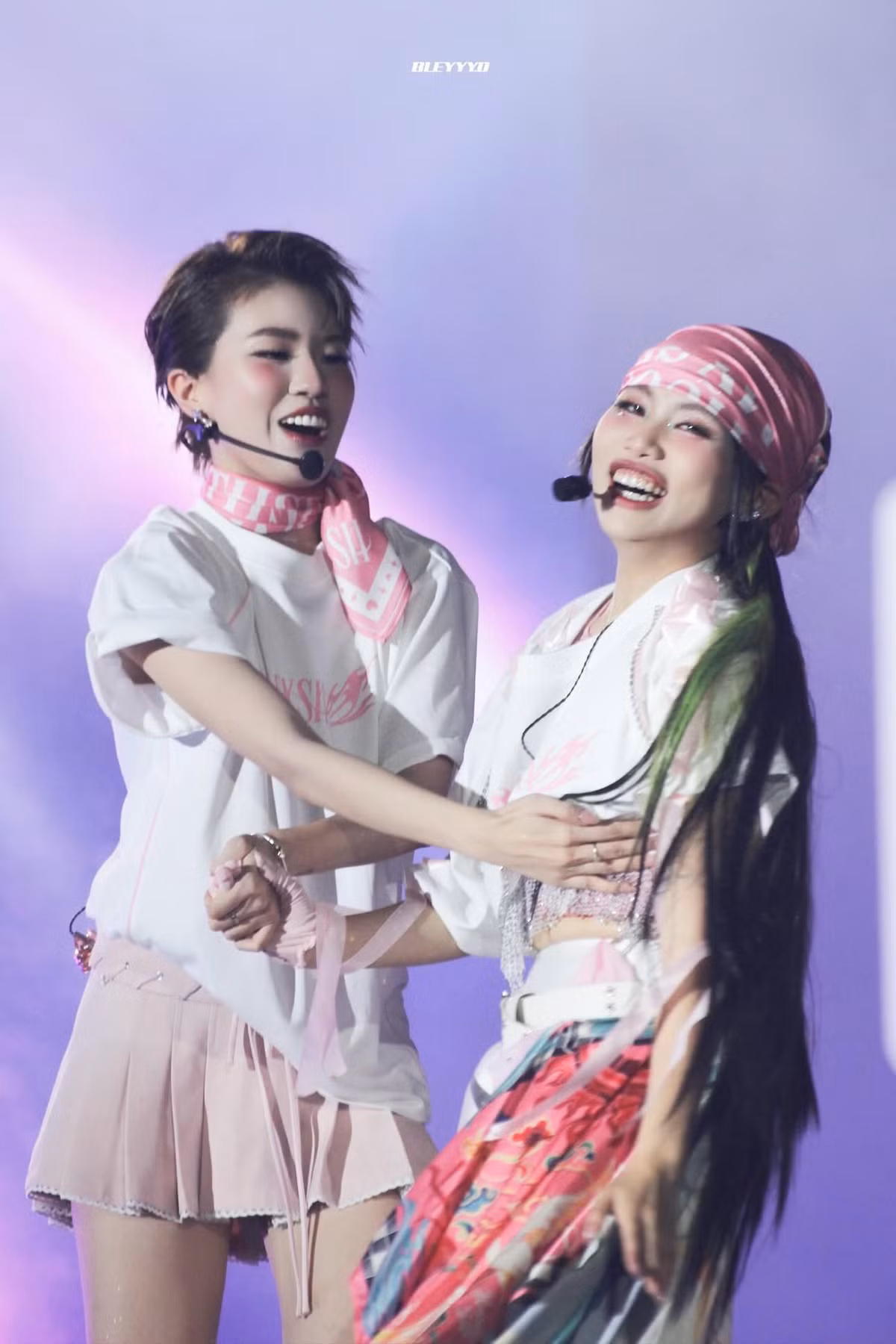 Cụ thể, Phương Mỹ Chi theo đuổi hướng đi kết hợp âm nhạc truyền thống với hiện đại. Trong khi đó, Pháo gây ấn tượng với rap cá tính. Cả hai đều không bị hòa lẫn trong thị trường âm nhạc.