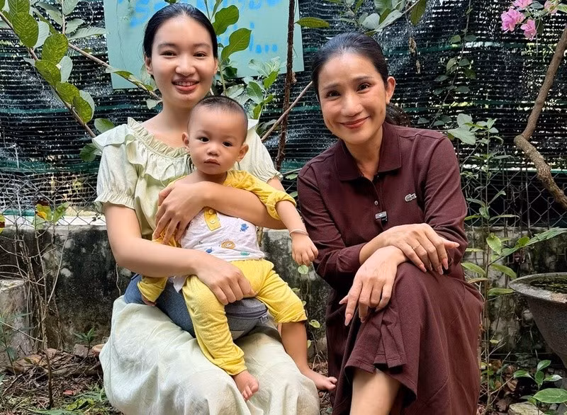 “Tội nghiệp chị Tường lắm, mọi người đừng nghĩ vậy. Lúc nào cũng có em đi chung, chỉ là không quay thôi”, Phụ Nữ Việt Nam dẫn lời vợ Tiết Cương. Ảnh: FB Cát Tường.