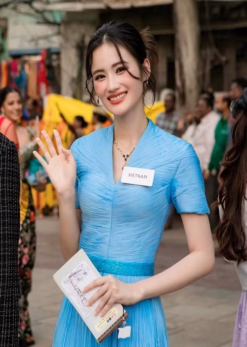 Chủ tịch cuộc thi mê màu hồng và xanh. Bởi vậy, biết được sở thích của bà Julia, nhiều người tham gia cuộc thi thường xuyên chọn trang phục tông hồng, xanh, trong đó có Huỳnh Trần Ý Nhi.