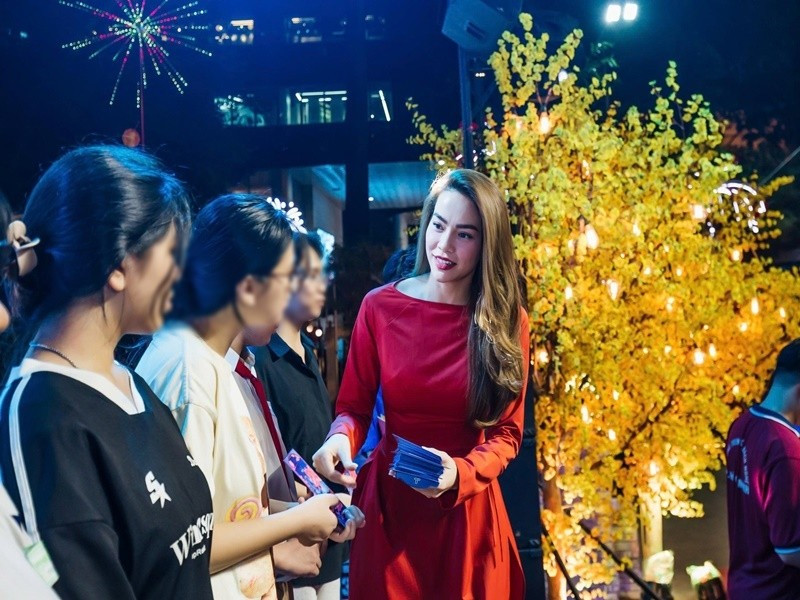 Trong khi đó, tham gia Gala Nhạc Việt Tết 2026, Hồ Ngọc Hà trao quà, lì xì cho học sinh có hoàn cảnh khó khăn. Nữ ca sĩ viết trên trang cá nhân: "Năm nào cũng chờ đón ngày này để được gặp gỡ các anh chị em nghệ sĩ, trao tặng những phần quà ý nghĩa cho trẻ em đón Tết". Ảnh: FB Hồ Ngọc Hà.