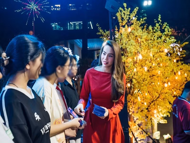 Trong khi đó, tham gia Gala Nhạc Việt Tết 2026, Hồ Ngọc Hà trao quà, lì xì cho học sinh có hoàn cảnh khó khăn. Nữ ca sĩ viết trên trang cá nhân: "Năm nào cũng chờ đón ngày này để được gặp gỡ các anh chị em nghệ sĩ, trao tặng những phần quà ý nghĩa cho trẻ em đón Tết". Ảnh: FB Hồ Ngọc Hà.