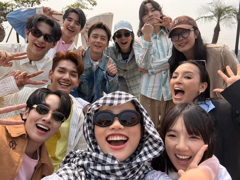 Phương Mỹ Chi đeo khăn rằn trong một buổi tập luyện cùng các thí sinh khác ở Sing! Asia 2025. Ảnh: FB Phương Mỹ Chi.