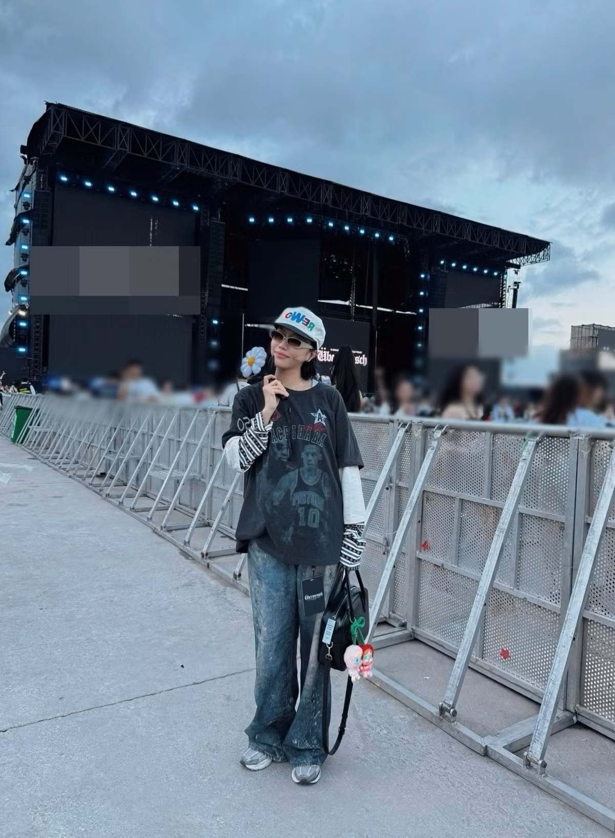 Diệu Nhi ăn mặc cá tính khi 'đu idol'. Ảnh: FB Diệu Nhi.