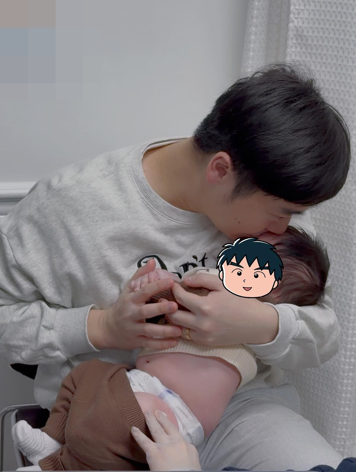 Trong các chia sẻ trên trang cá nhân, Diễm Hương nhắc đến Thanh Duy như một người đàn ông điềm đạm, chín chắn, luôn là chỗ dựa tinh thần vững chắc để cô yên tâm xây dựng gia đình.