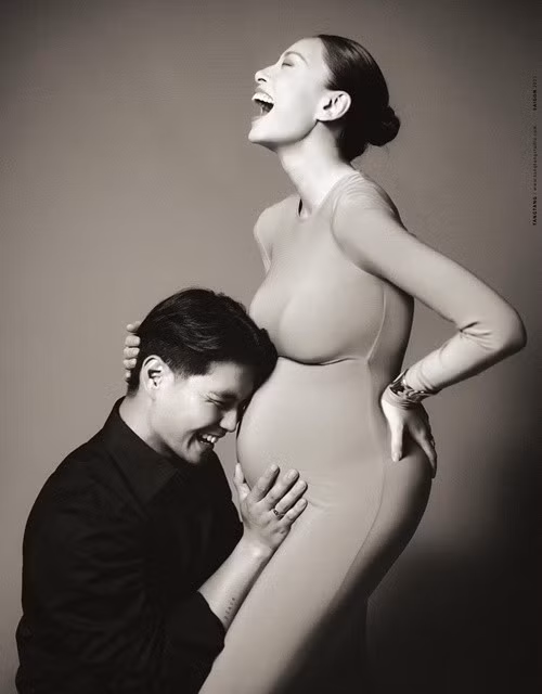 Mới đây, nhân dịp Ngày của Cha, Ngô Thanh Vân nhắn nhủ Huy Trần: "Chúc mừng người đàn ông của vợ chính thức lên chức cha vào ngày đặc biệt này. Vợ luôn biết chồng sẽ là người cha hoàn hảo và tốt nhất cho bé Gạo. Tụi mình sẽ bước vào một hành trình tuyệt vời nhất của cuộc đời với đầy ấp điều bất ngờ. Quan trọng hơn hết là tụi mình sẽ vẫn mãi giữ nụ cười và niềm hạnh phúc này. Cảm ơn chồng đã và đang luôn đồng hành bên cạnh vợ mọi lúc mọi nơi. Chúng mình cùng nhau nắm tay đón thiên thần bé nhỏ của chúng ta nhé". Ảnh: FB Huy Trần.