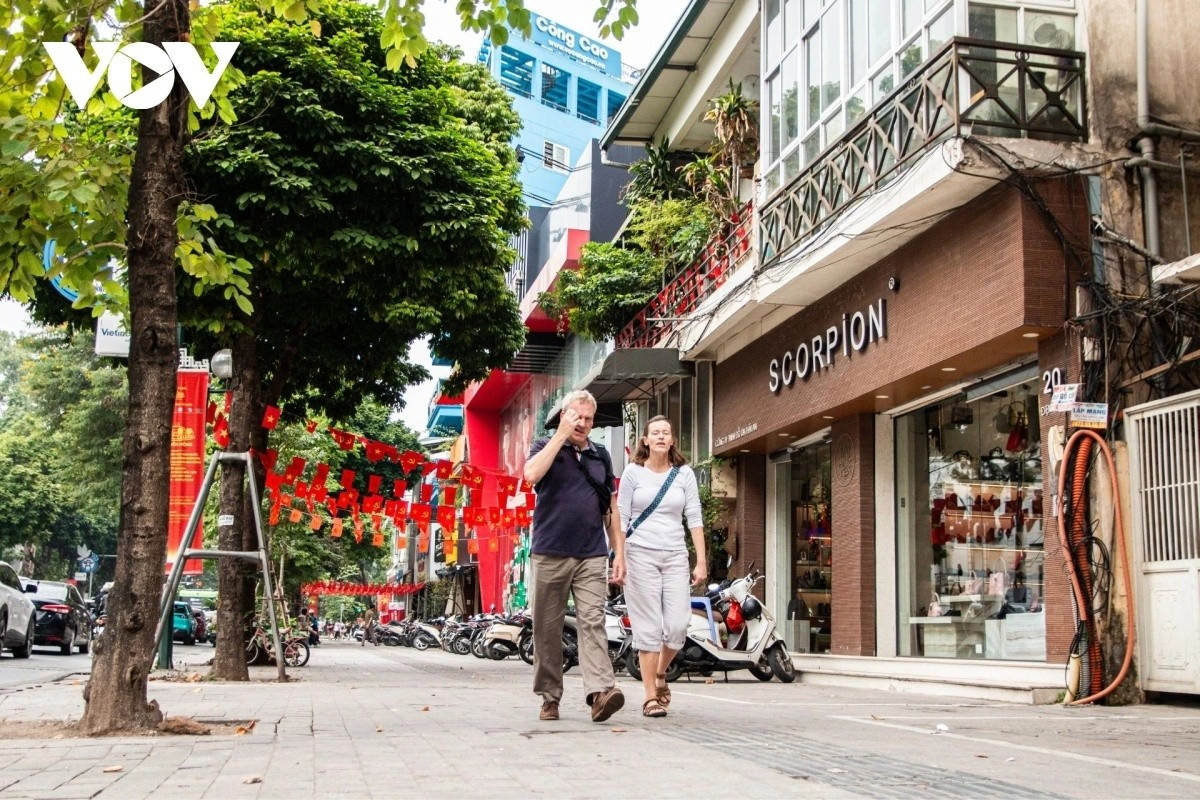 Vỉa hè thông thoáng trên đường Điện Biên Phủ.