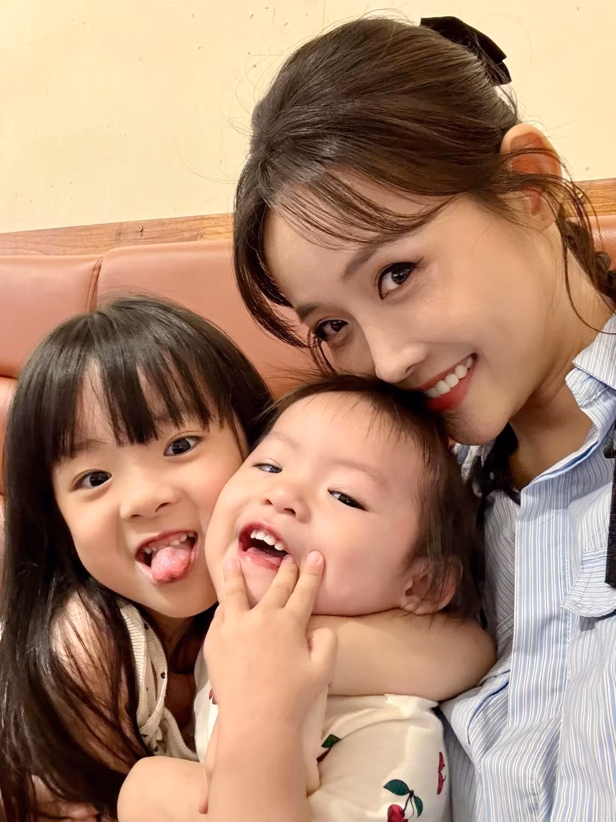 "Mẹ không hoàn hảo, mẹ cũng có những sai sót trong cuộc đời nhưng điều mẹ tự tin nhất là mẹ sẽ cố gắng sống tốt hơn mỗi ngày vì các con", Trương Mỹ Nhân viết trên trang cá nhân. Ảnh: FB Trương Mỹ Nhân.