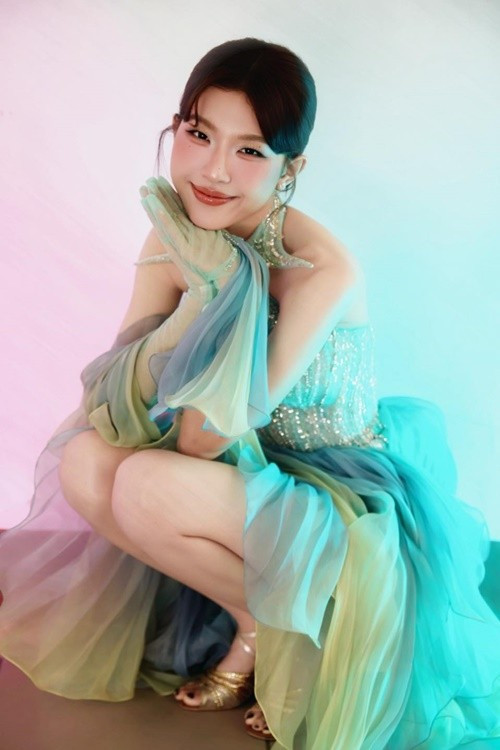 Nụ cười tươi cùng vóc dáng cân đối giúp Lamoon dễ dàng phù hợp với nhiều concept, từ ngọt ngào đời thường đến mong manh, bay bổng trong các bộ ảnh thời trang.