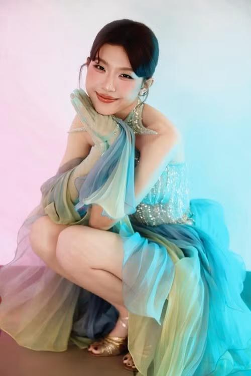 Nụ cười tươi cùng vóc dáng cân đối giúp Lamoon dễ dàng phù hợp với nhiều concept, từ ngọt ngào đời thường đến mong manh, bay bổng trong các bộ ảnh thời trang.