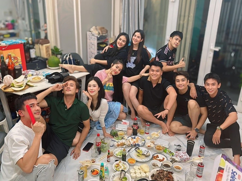 Hội bạn thân của Vân Trang thường xuyên tụ tập ăn uống. Ảnh: FB Vân Trang.