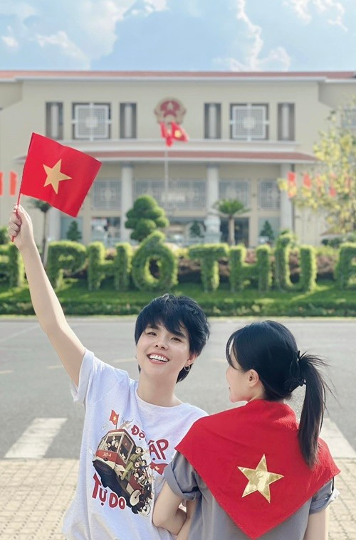 Sau lễ thành đôi, Vũ Cát Tường và Bí Đỏ thoải mái chia sẻ hình ảnh bên nhau. Ảnh: FB Vũ Cát Tường.