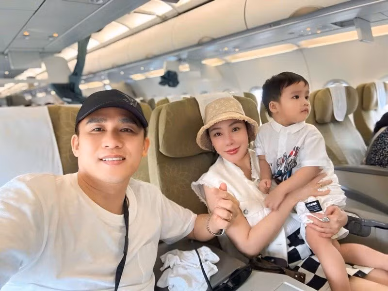 Sau nhiều năm gắn bó, Hồ Quỳnh Hương và doanh nhân Hoàng Công Thành vẫn dành cho nhau những cử chỉ tình cảm như thuở mới yêu. Ảnh: FB Táo Vegan Family.