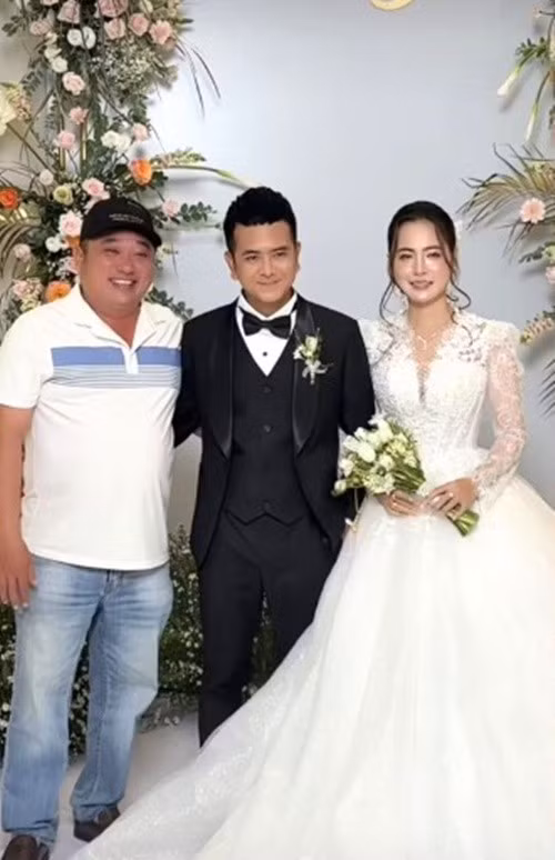 Ít ngày trước, Phùng Ngọc đến chúc mừng Hùng Thuận tái hôn với Tuệ Tâm. Trong Đất phương Nam, Hùng Thuận vào vai chính - bé An. Những năm gần đây, Hùng Thuận tập trung kinh doanh, không đóng phim. Ảnh: Người Đưa Tin.