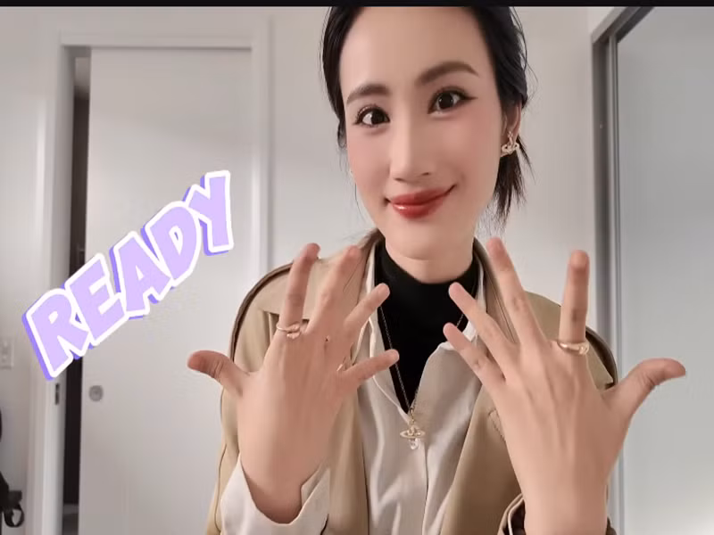 Chia sẻ trên Vietnamnet vào năm 2025, Ý Nhi cho biết, khi học ở Australia, cô tập trung vào việc học. Những kỳ nghỉ, người đẹp trở về Việt Nam tham gia các hoạt động, sự kiện và công việc thiện nguyện. Ảnh: Youtube Ý Nhi.