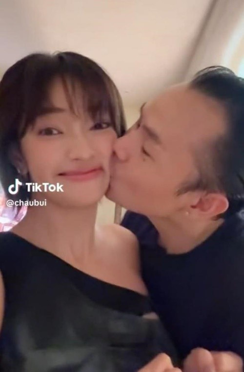 Châu Bùi không giấu được niềm hạnh phúc khi được bạn trai hôn má. Ảnh: TikTok Châu Bùi.