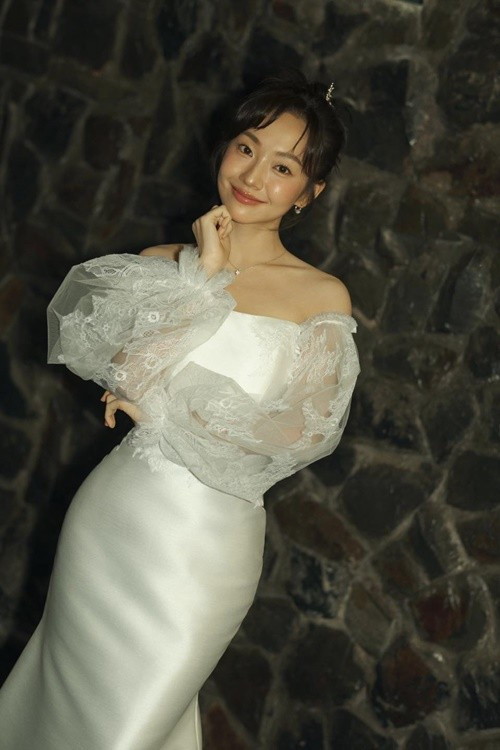 Có những cảnh hôn giữa Quốc Anh và Hoàng Hà phải thực hiện trên dưới 15 lần mới hoàn chỉnh. Ảnh: FB Hoàng Hà.