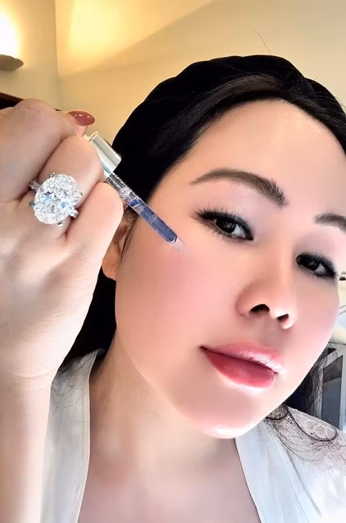 Trương Phương khoe làn da trắng mịn, không tỳ vết. Ảnh: FB Trương Phương.