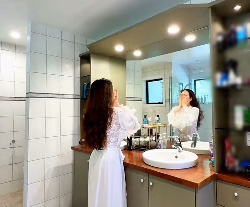 "Em thắc mắc với chồng em rằng sao nhà tắm nhìn cũ. Chồng em bảo rằng nhà này xây hơn 20 năm rồi mà. Cái kết là chồng làm lại nhà tắm", Trương Phương chia sẻ. Ảnh: FB Trương Phương.