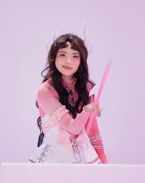 Nữ ca sĩ sinh năm 2003 được đánh giá cao ở Em xinh say hi nhờ giọng hát tốt, có kinh nghiệm đi hát. Ảnh: FB Phương Mỹ Chi.