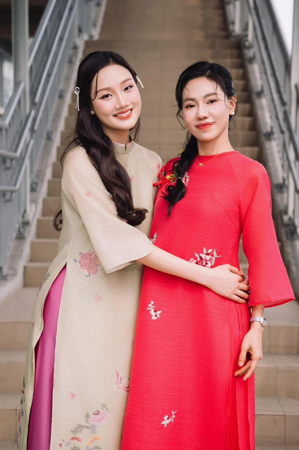 Mới đây, trên trang cá nhân, ‘bà trùm hoa hậu’ Phạm Kim Dung (phải) vui mừng thông báo, Á hậu Đỗ Thị Phương Thanh trúng tuyển ngành Đạo diễn sân khấu (Văn bằng 2) tại Trường Đại học Sân khấu - Điện ảnh Hà Nội năm học 2025-2026. Ảnh: FB Phương Thanh.