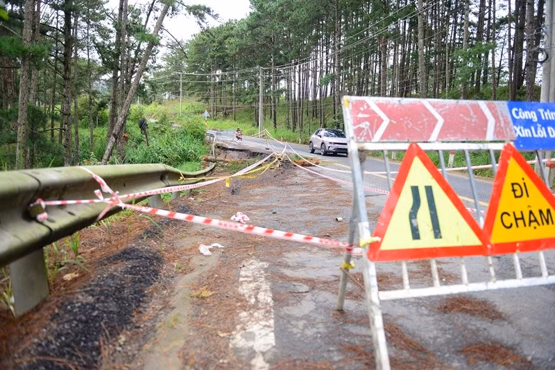 Theo thống kê ban đầu, khu vực sạt lở kéo dài khoảng 50m, cao gần 20m. Những gốc thông lớn bị bật rễ đang được cắt ngắn và di chuyển khỏi mặt đường. Tuy nhiên, do mưa vẫn chưa dứt, nguy cơ tiếp tục trượt sườn núi còn rất cao.