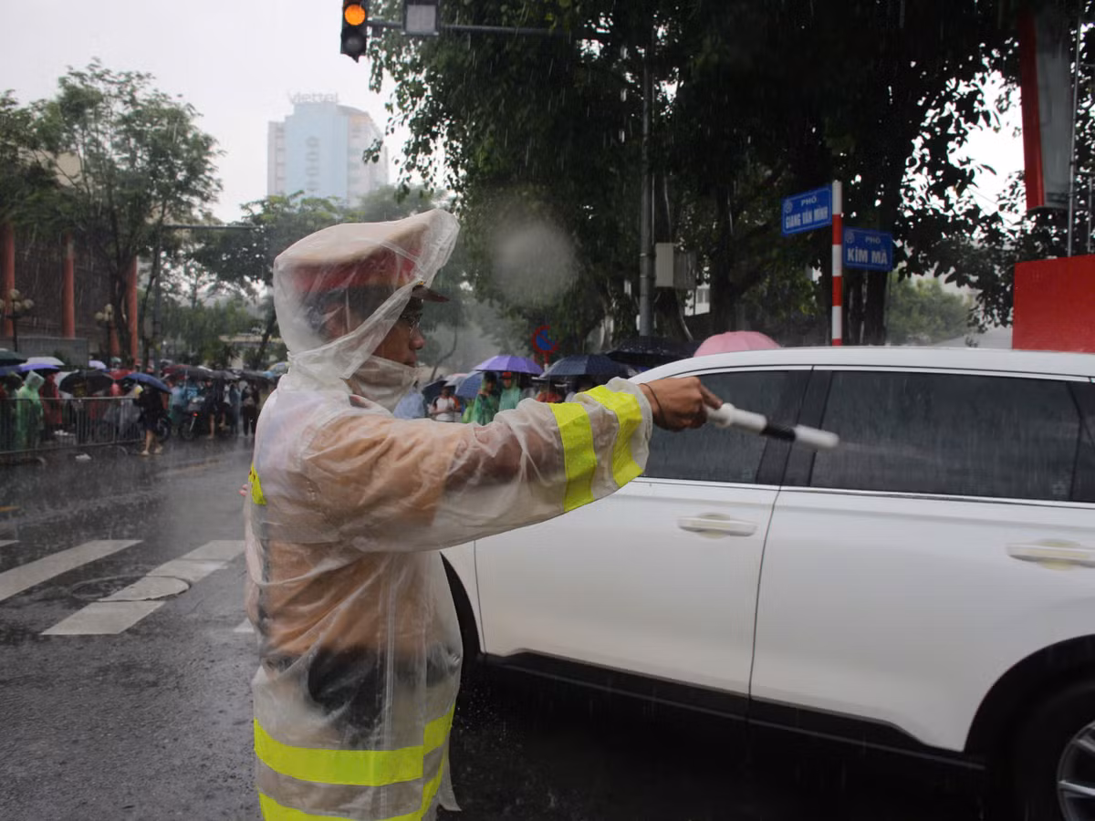 Lực lượng chức năng vất vả điều tiết giao thông, đảm bảo an ninh trên phố Kim Mã.