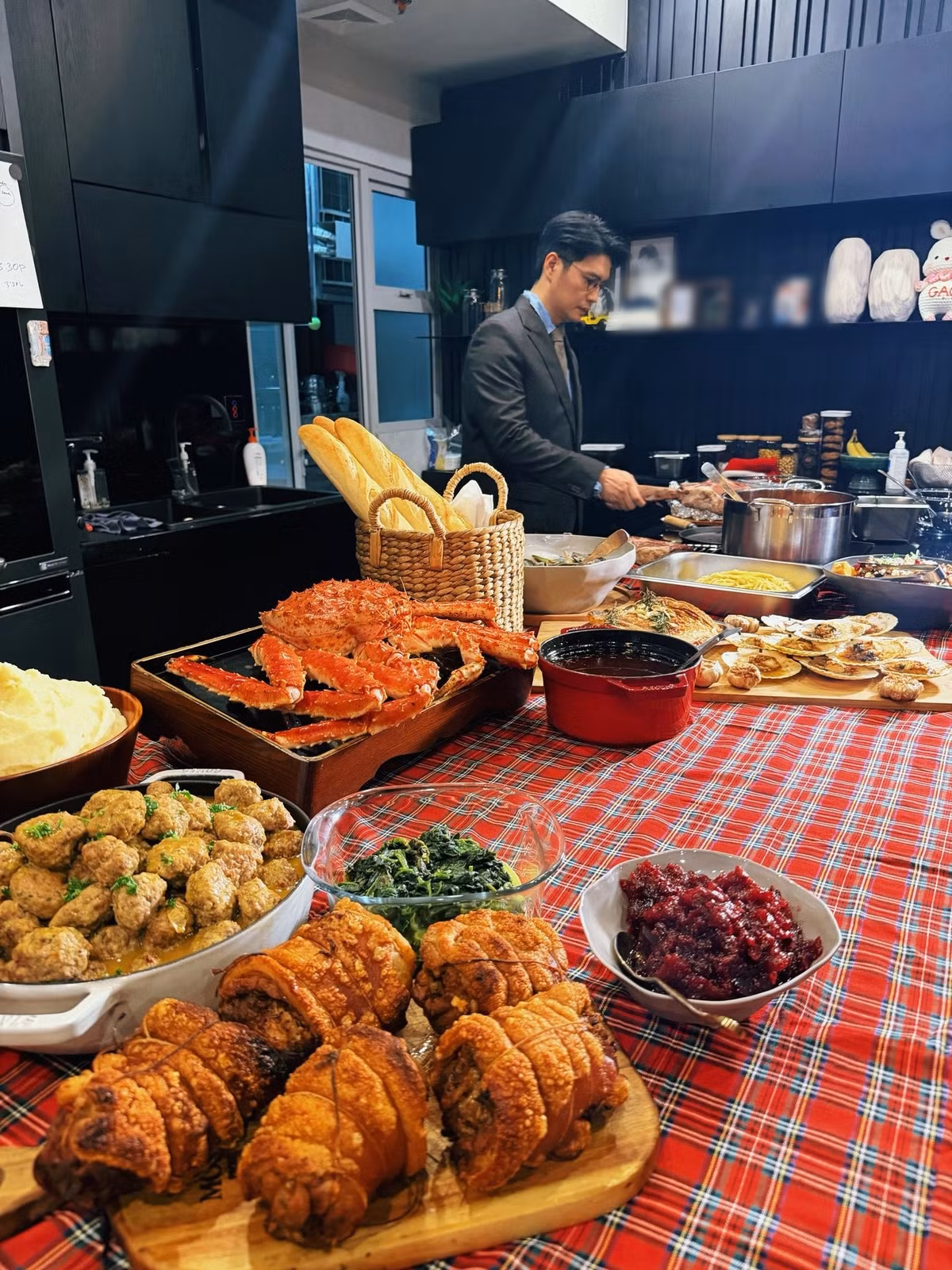 Huy Trần chuẩn bị bữa ăn cho 30 người trong gia đình. Ảnh: FB Jun Phạm.