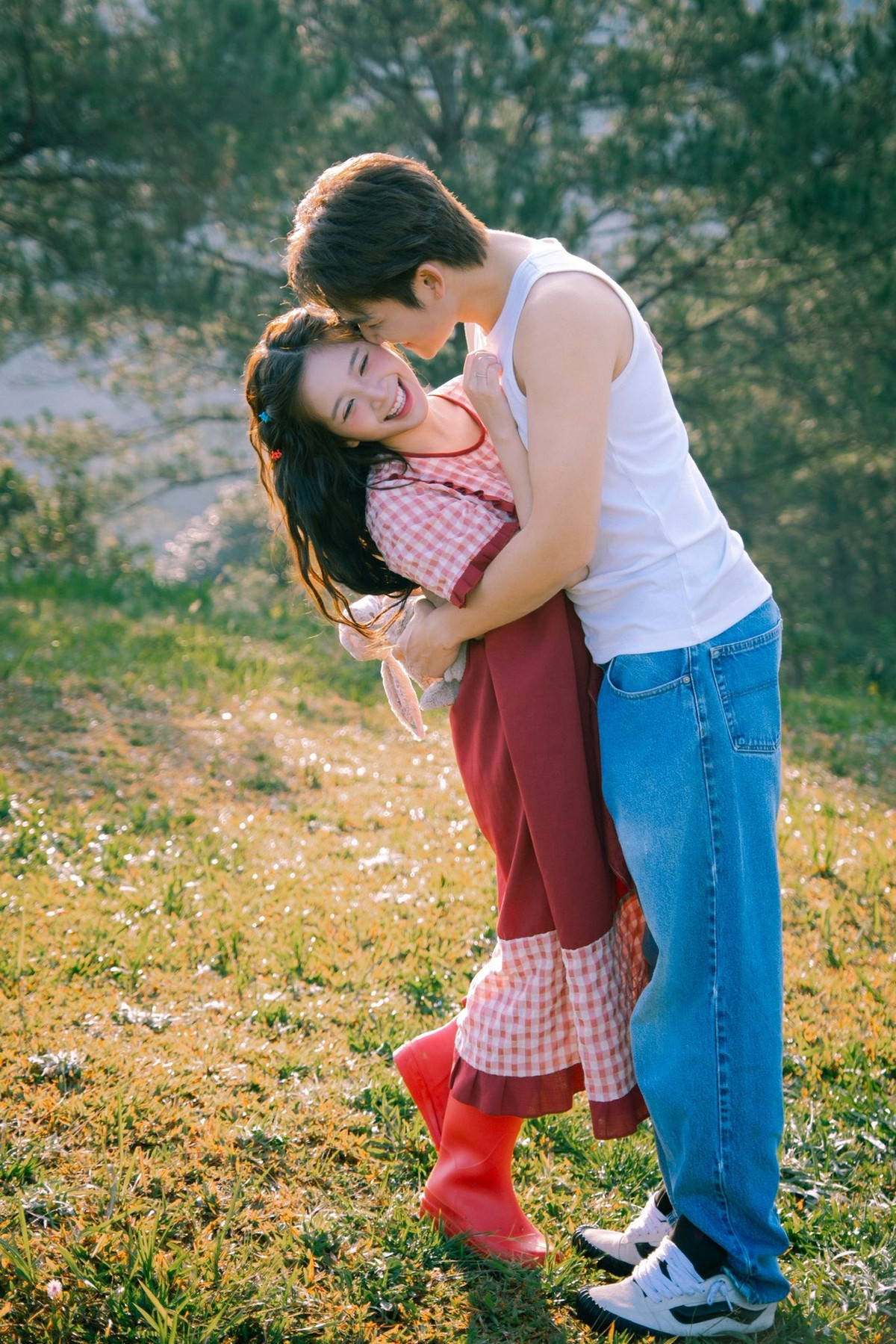 Đạo diễn Bùi Tiến Huy của phim Thương ngày nắng về khuyên Đình Tú hãy làm quen với Ngọc Huyền. Từ đó, nam diễn viên bắt đầu nghĩ đến nữ đồng nghiệp nhiều hơn, nhưng không chủ động 'cưa cẩm' mà tin rằng nếu có duyên thì hai người sẽ có dịp gặp lại. Ảnh: FB Đình Tú.