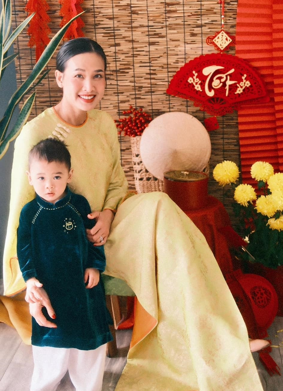 Nhân dịp sinh nhật 2 tuổi của bé Phính, Dương Mỹ Linh nhắn nhủ con trai bằng những dòng đầy xúc động: “Gửi con những dòng chữ này cũng đúng vào thời điểm chiều hai năm trước, khi con và mẹ lần đầu gặp nhau. Con là một câu chuyện rất dài, nhưng với mẹ, con là một chiến binh dũng cảm. Cầu nguyện con luôn mạnh khỏe và một đời bình an”.